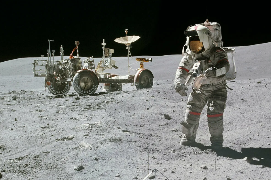Кто 1 был на луне. Человек на Луне Аполлон 11. Миссия Аполлон 11. Аполлон 16 фото на Луне.