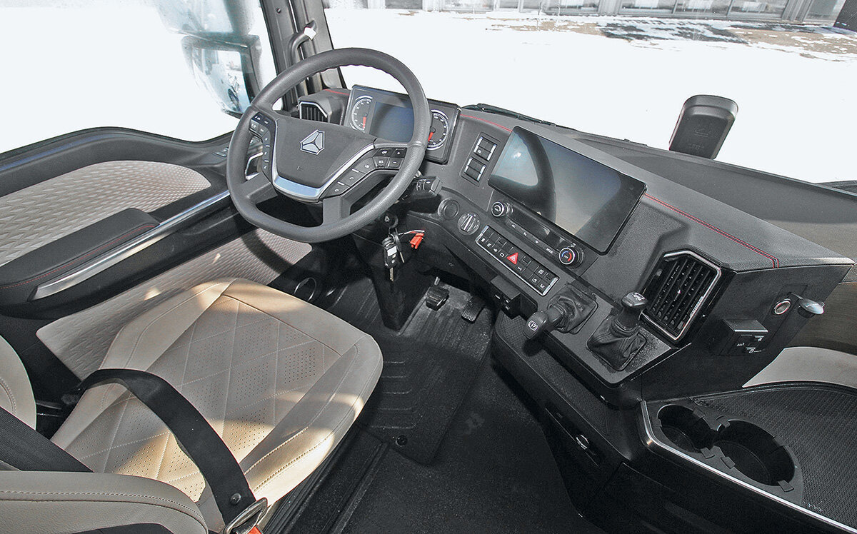 Рабочее место водителя напоминает мерседесовский Multimedia Cockpit.