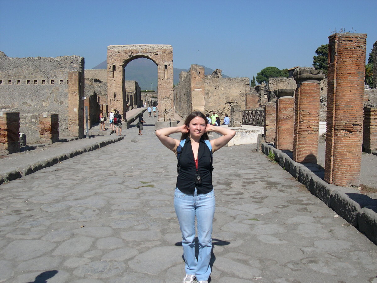 Автор в Помпеях. За аркой прячется Везувий. Фото автора.