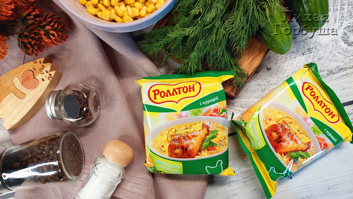 Лапша, укроп, огурцы, кукуруза для салата с лапшой быстрого приготовления 