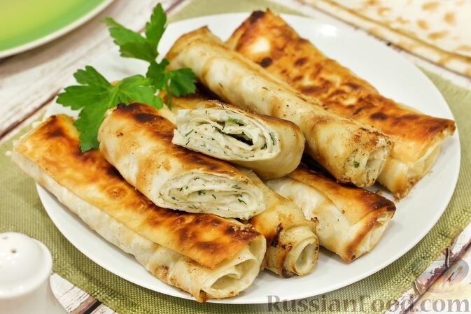 лаваш, брынза, яйца, зелень укропа, перец чёрный молотый, масло подсолнечное