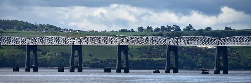 Tay Bridge/Firth of Tay Bridge (Drochaid-rèile na Tatha) — это ферменный железнодорожный мост пересекающий реку River Tay между Dundee и пригородом Wormit, Fife в  Scotland (United Kingdom).