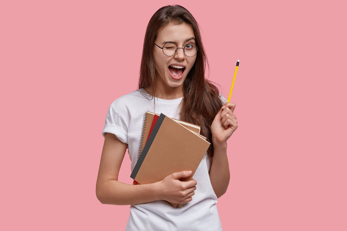 источник фото: <a href="https://ru.freepik.com/free-photo/happy-young-caucasian-female-genius-gets-good-idea-blinks-eye-holds-pencil-carries-notebooks-has-fun-indoor_11408287.htm#page=7&query=%D1%83%D1%87%D0%B5%D0%B1%D0%B0&position=2&from_view=search&track=robertav1_2_sidr">Изображение от wayhomestudio</a> на Freepik