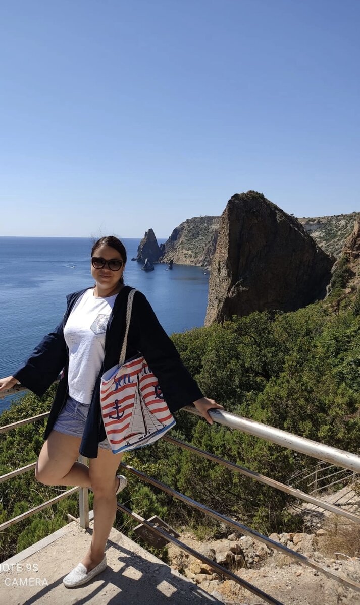 Фото с тех времен у меня нет. Но здесь я не очень далеко от тех мест - на мысе Фиолент - меньше чем за месяц до родов. Природа такая же по всей береговой линии