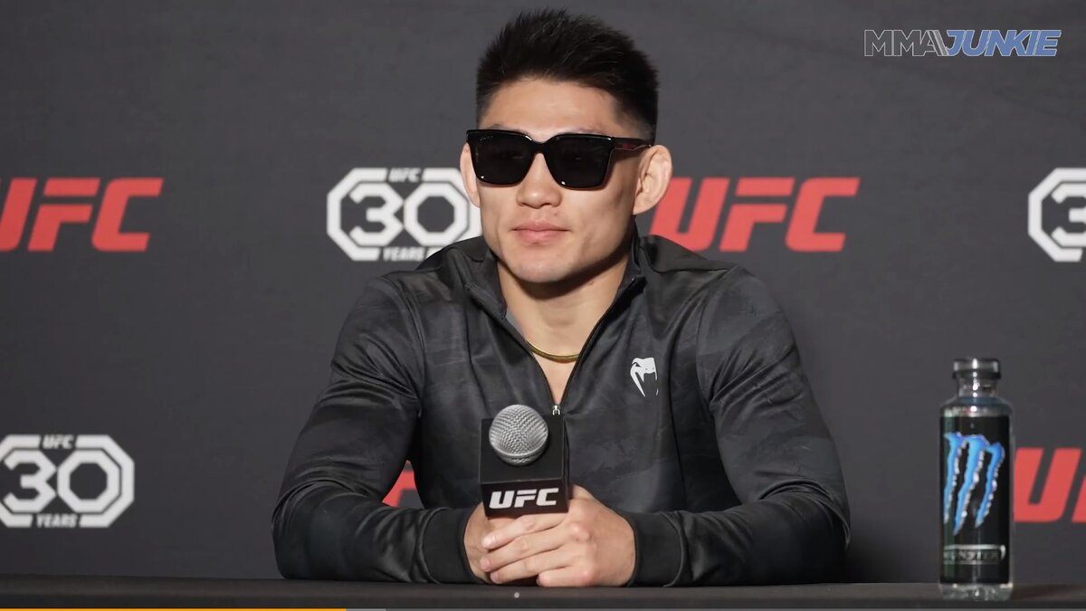 Сонг Ядонг отвечает на вопросы журналистов на медиа-дне  в преддверии турнира UFC Fight Night 223