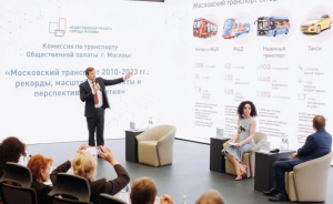 Первый заместитель руководителя Департамента транспорта и развития дорожно-транспортной инфраструктуры города Москвы Роман Латыпов рассказал о ключевых итогах работы Транспортного комплекса. Так, в столице сегодня работают 350 станций рельсового транспорта. 107 станций метро и МЦК – построены за последние 13 лет. Главный метропроект – Большая кольцевая линия, запущенная в марте 2023 – самое протяженное подземное кольцо в мире: почти 70 км и 31 станция. Еще один успешный проект – Московское центральное кольцо: среднее время ожидания поезда МЦК составляет всего 4 минуты. По словам Латыпова, заметно вырос спрос на средства индивидуальной мобильности: их всё чаще используют не для развлечения, а именно как средство передвижения.