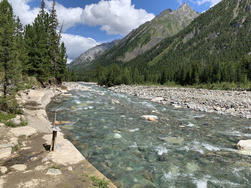 величие горной реки.