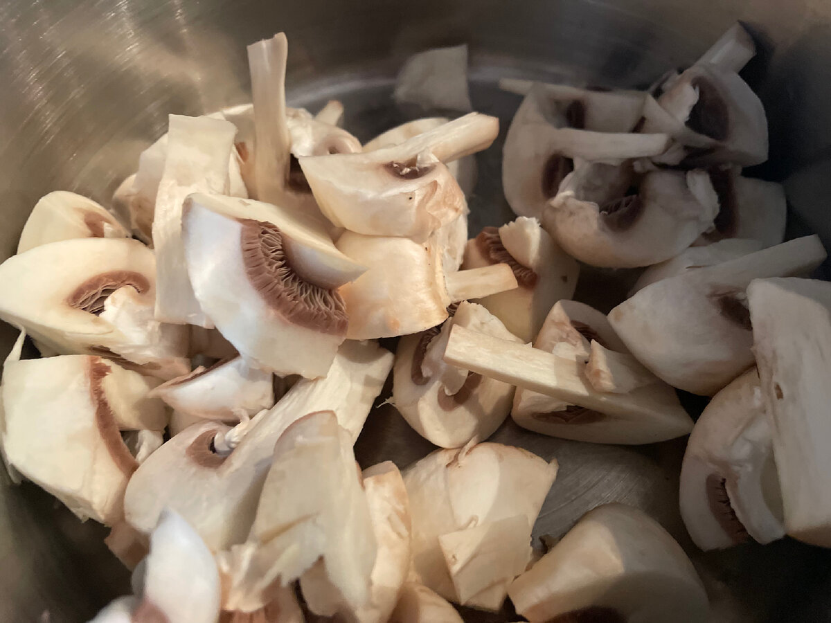 Готовим сую-пюре из грибов. Шампиньоны режем и жарим