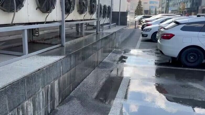     В Казани парковка возле торгового центра «Сувар Плаза» оказалась в воде. Об этом сообщил корреспондент Inkazan с места событий.