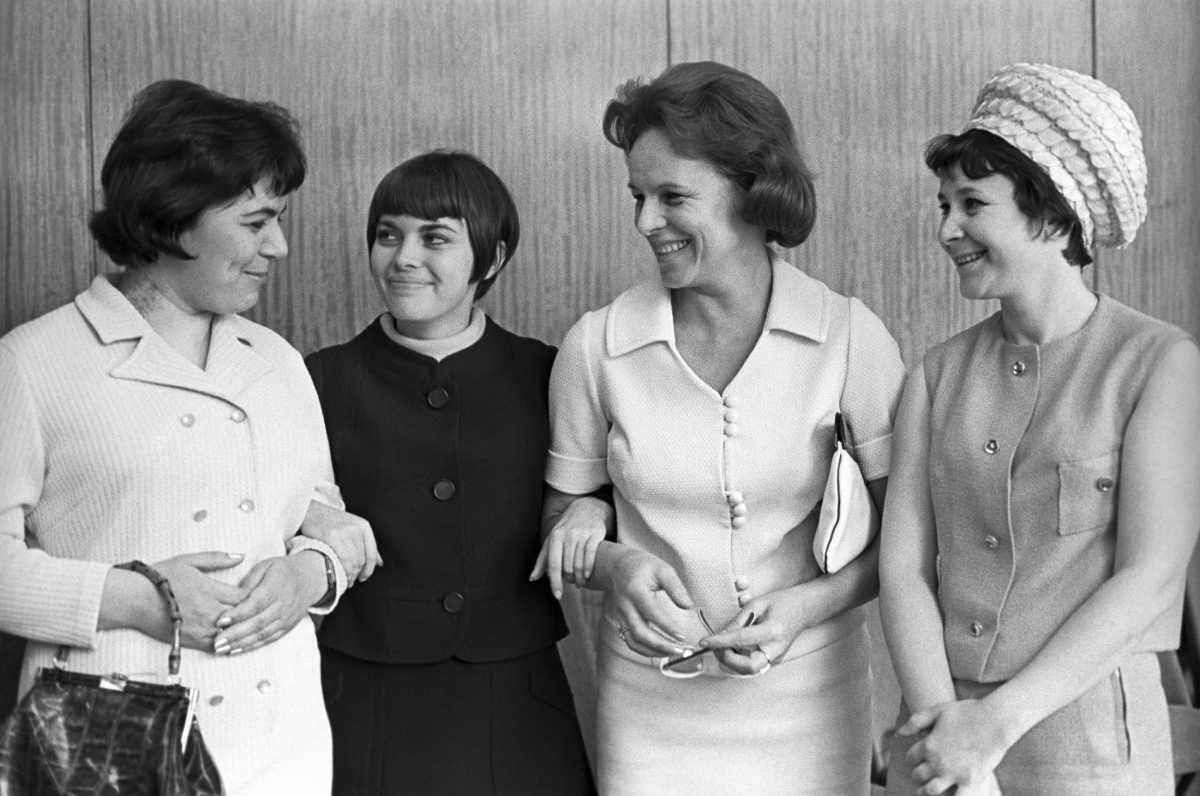 Мирей Матье в окружении самых популярных в 1967 году советских певиц. Слева направо: Майя Кристалинская, Мирей Матье, Гелена Великанова, Тамара Миансарова  