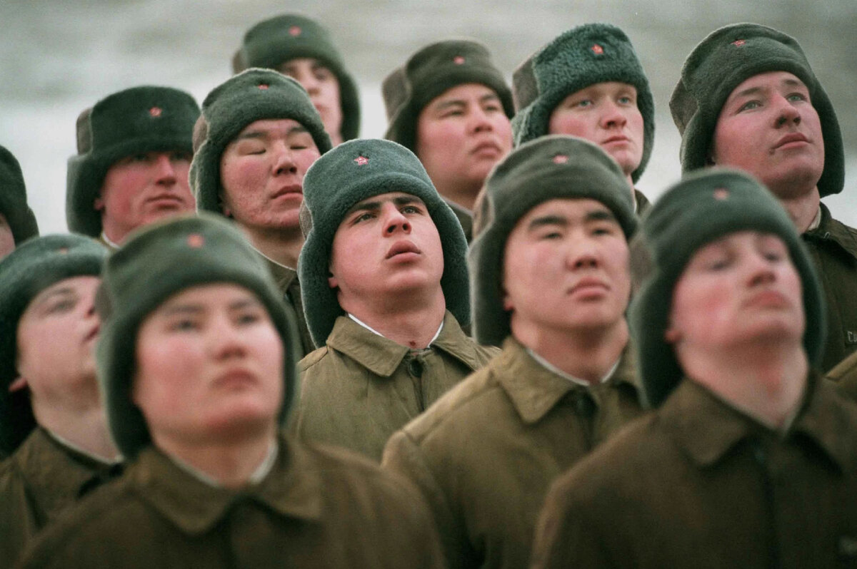 молчаливый строй...