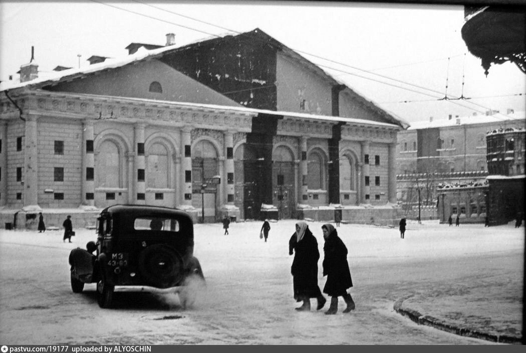 Камуфляжная раскраска здания Манежа. Фото: Pastvu