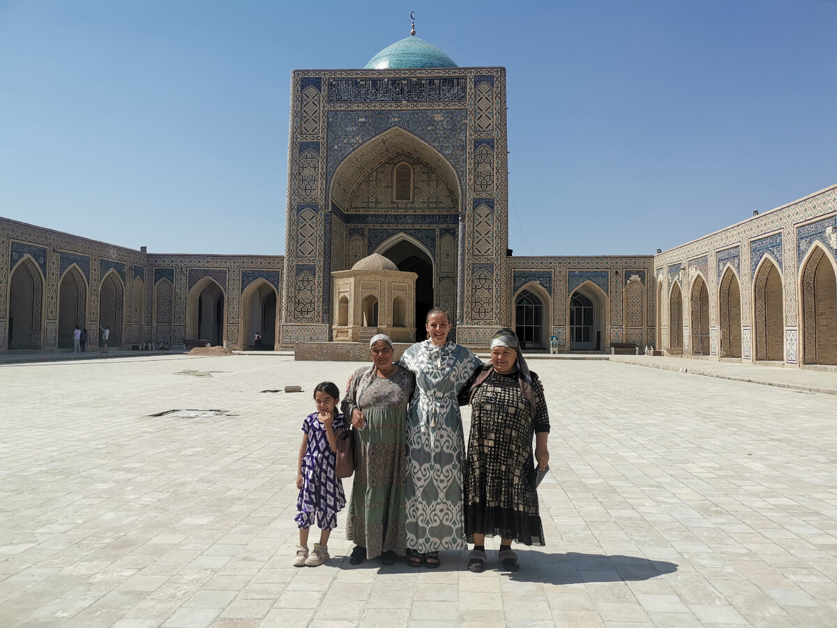 Вот так одеваются все женщины Бухары