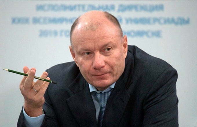 Конечно, невыплата дивидендов официально считается компетенцией Совдира, но понятно, что роль Владимира Потанина в этом решении значительна.