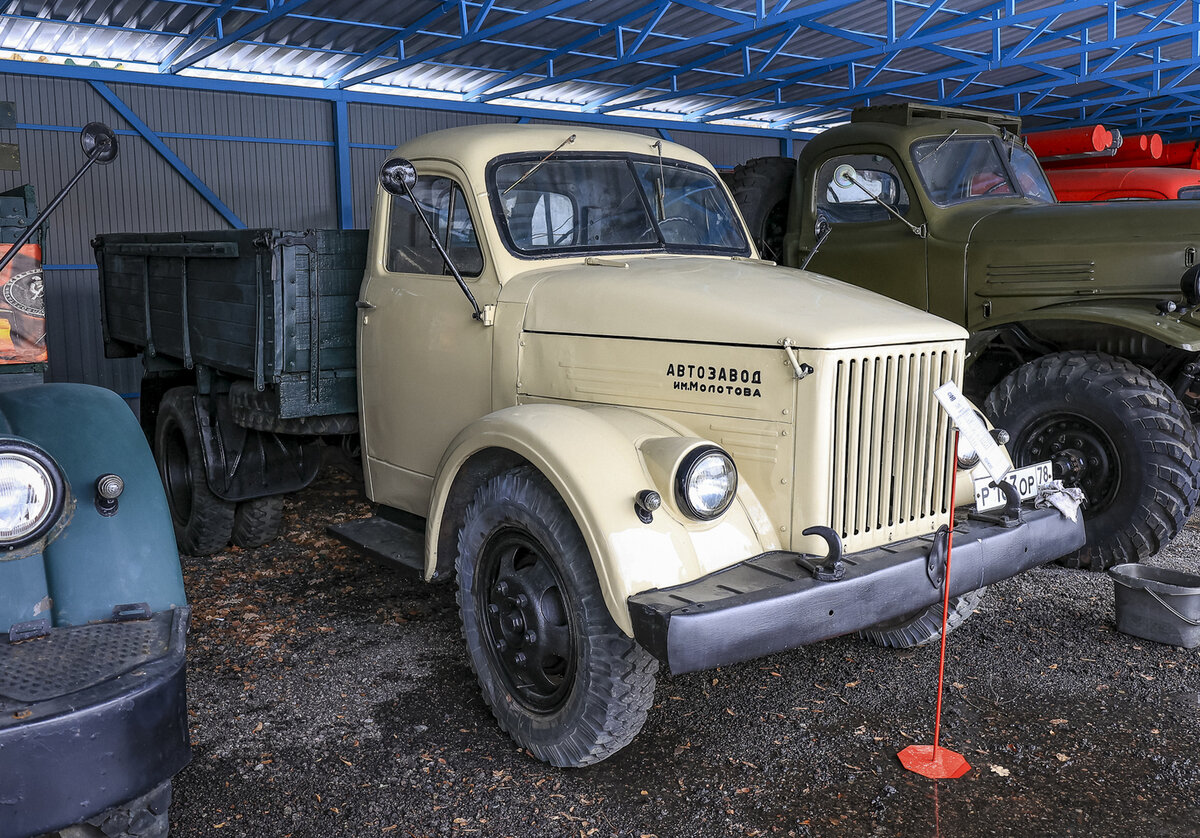    Музей ретроавтомобилей ВБВ – это три площадки с автомобилями разных лет. Крупная техника (автобусы, грузовики, спецтехника и пр.) располагаются на улице. Здесь много интересных экземпляров. На фото ГАЗ-51 1955 года выпуска. Такой грузовик выпускали не только в СССР, «Газон» по лицензии собирали в Польше, КНР и Северной Корее.   
Светлана Парфенова