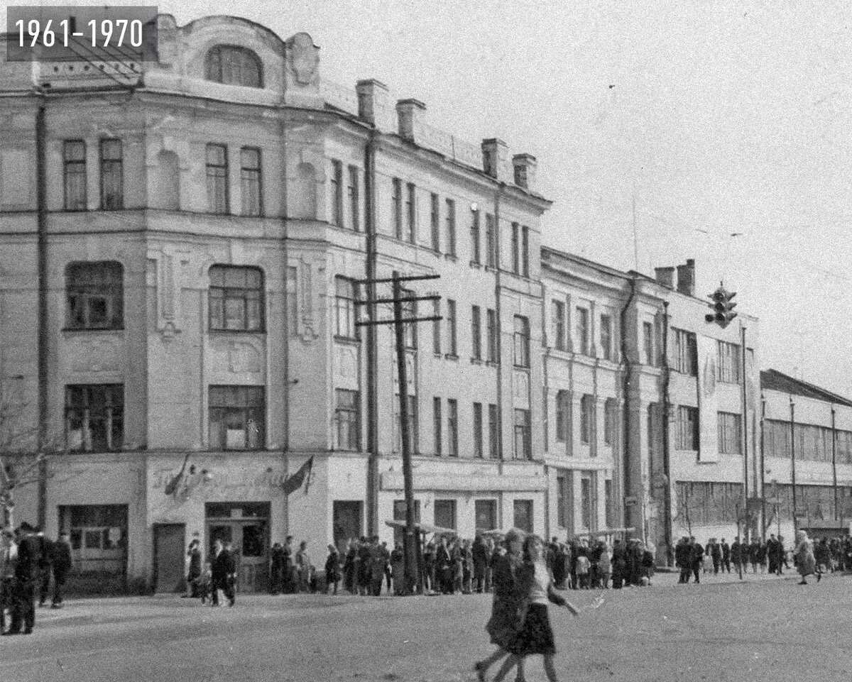 Вид на Доходный дом Троице-Сергиевой лавры со стороны проспекта Красной Армии