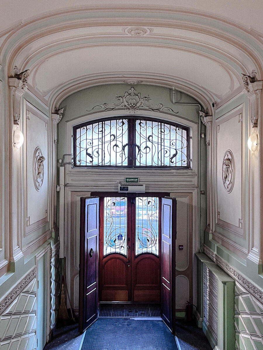 Парадный вход особняка Гейденрейх-Раевского. Фото автора
