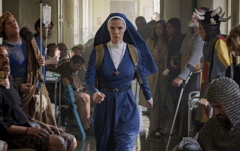 Кадр из сериала «Миссис Дэвис», реж. Оуэн Харрис, Алетеа Джонс, Фред Туа, 2023