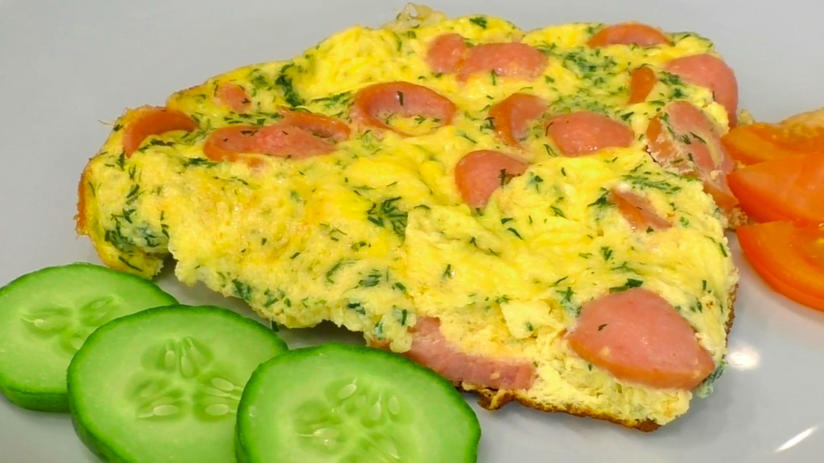 Как приготовить пышный омлет с колбасой. Омлет в духовке пышный. Пышный омлет с колбасой и сыром. Омлет с колбасой и сыром на сковороде. Омлет с колбасой и сыром на сковороде.