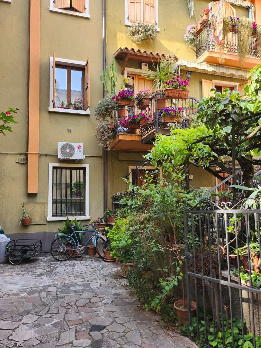 Зачем изобретать велосипед? Ведь он уже давно есть, как в этом итальянском дворике местечка Лацизе, например. А еще так говорят, когда кто-то пытается сделать или придумать то, что уже давно известно и придумано.