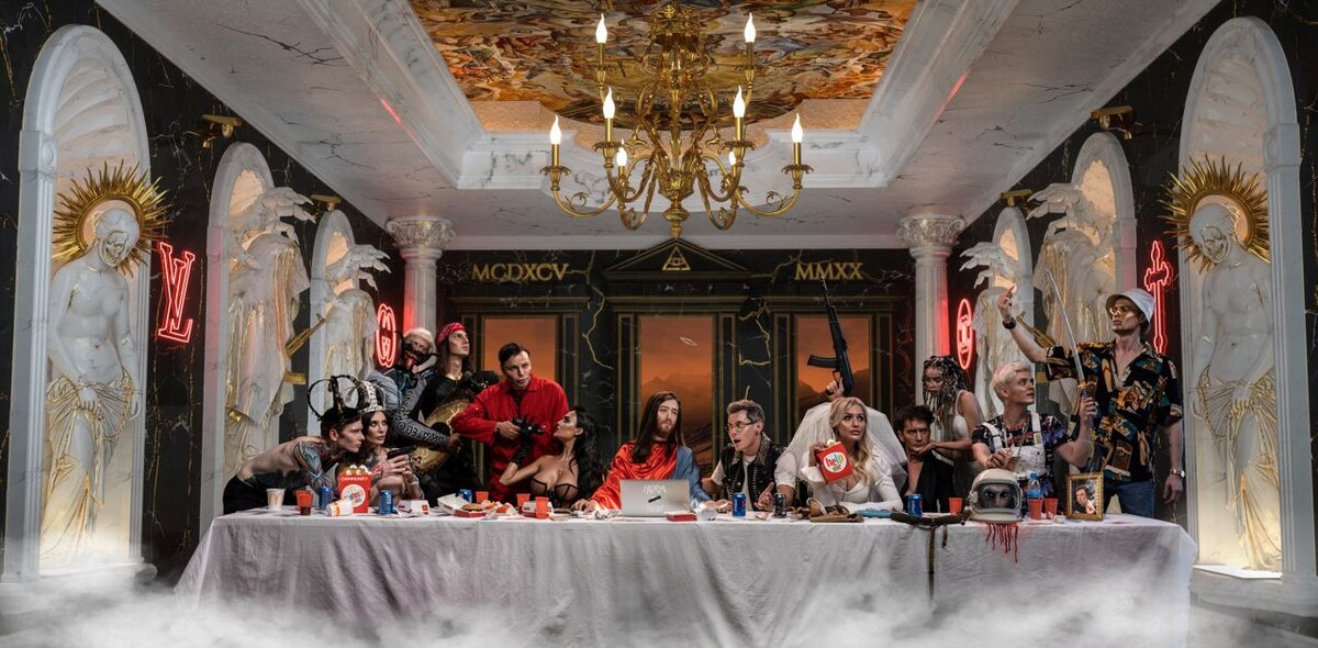 Вдохновение художниками Эпохи Возрождения, как и тема божественного и потустороннего считывается в его работах на чувственном уровне: мифические образы, гипнотические цвета и экстра-детали вводят в состояние визуального экстаза.