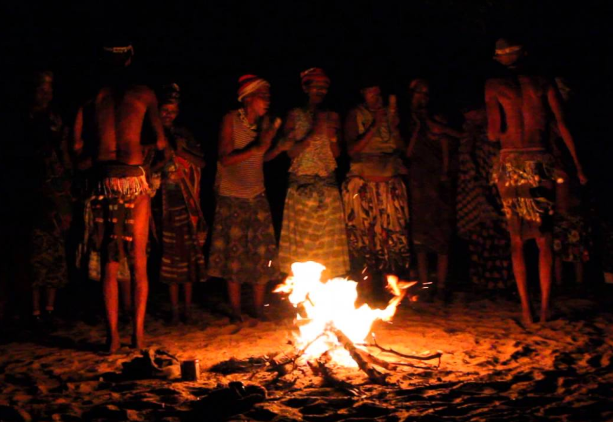 Ритуальные танцы мужчин племени. Африка шаман бушменов. Ритуальные танцы бушменов.