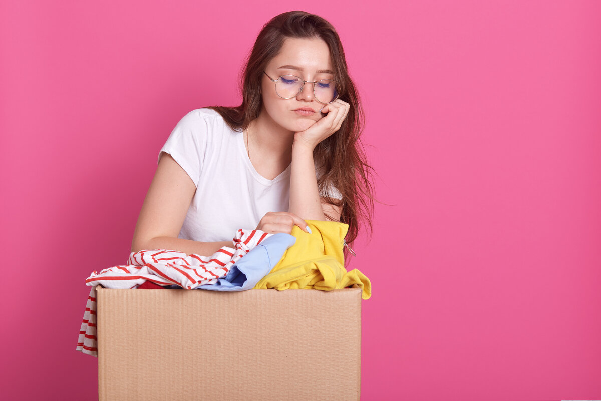 <a href="https://ru.freepik.com/free-photo/close-up-portrait-of-unhappy-young-woman-posing-with-box-of-clothes-donation-has-sad-facial-expression_8988345.htm#query=%D0%BA%D1%83%D1%87%D0%B0%20%D0%B2%D0%B5%D1%89%D0%B5%D0%B9&position=44&from_view=search&track=ais">Изображение от user18526052</a> на Freepik