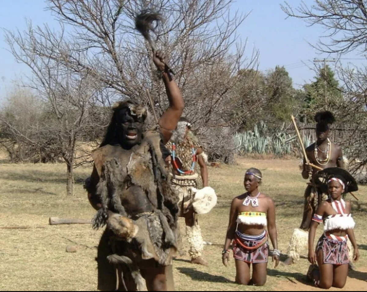 колдун в африке. танцы вуду в африке. африканские шаманы вуду. африканский шаман. белая масаи (гермина хунтгебурт, 2005).