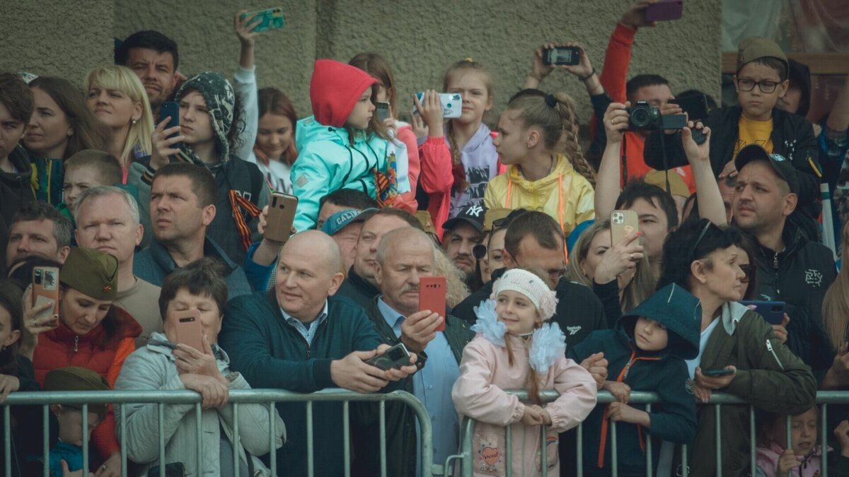     9 мая в Ставрополе проходит парад Победы. Несмотря на плохую погоду и туман, местные жители и гости краевой столицы собрались на главной городской площади, передает корреспондент NewsTracker.