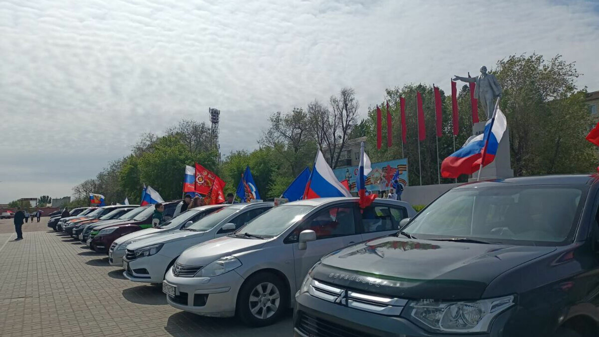     В День Победы жители Волгоградской области присоединились к Всероссийской акции «Бессмертный автополк». Водители проехали с портретами ветеранов Великой Отечественной войны по своим населенным пунктам, сообщают «НовостиВолгогорада.ру».