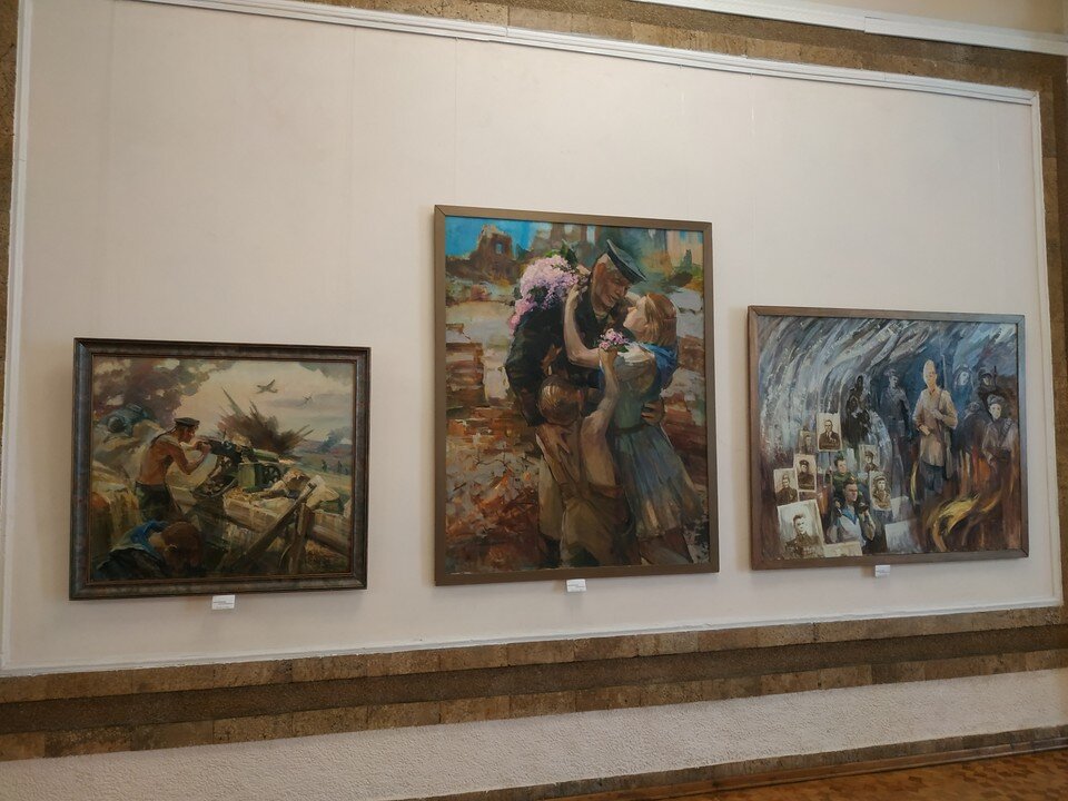    Выставка посвящена подвигу солдат во время Великой Отечественной войны и специальной военной операции. Лиля Голова