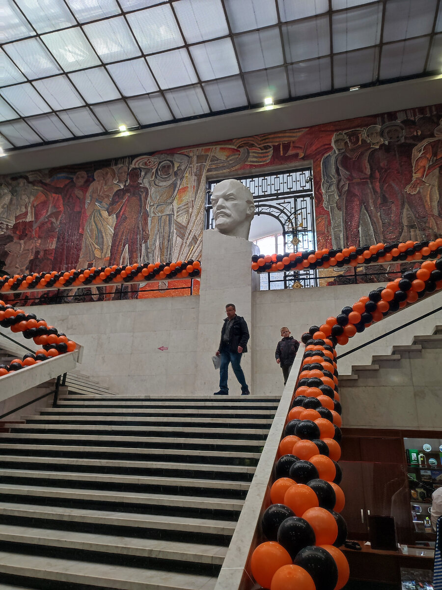 Музей Вооруженных сил России внутри здания, лестница на второй этаж. Люди в кадр попали случайно, перефотографировать не было времени.