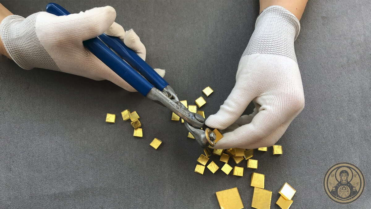 Резка золотой смальты