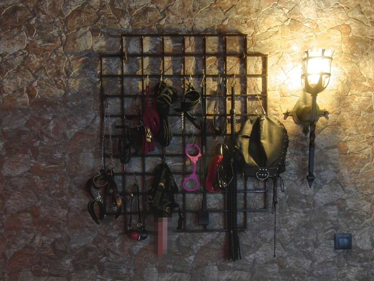 Набор девайсов в номере "Готика" в отеле "Подушкин" на Каширке в Москве.