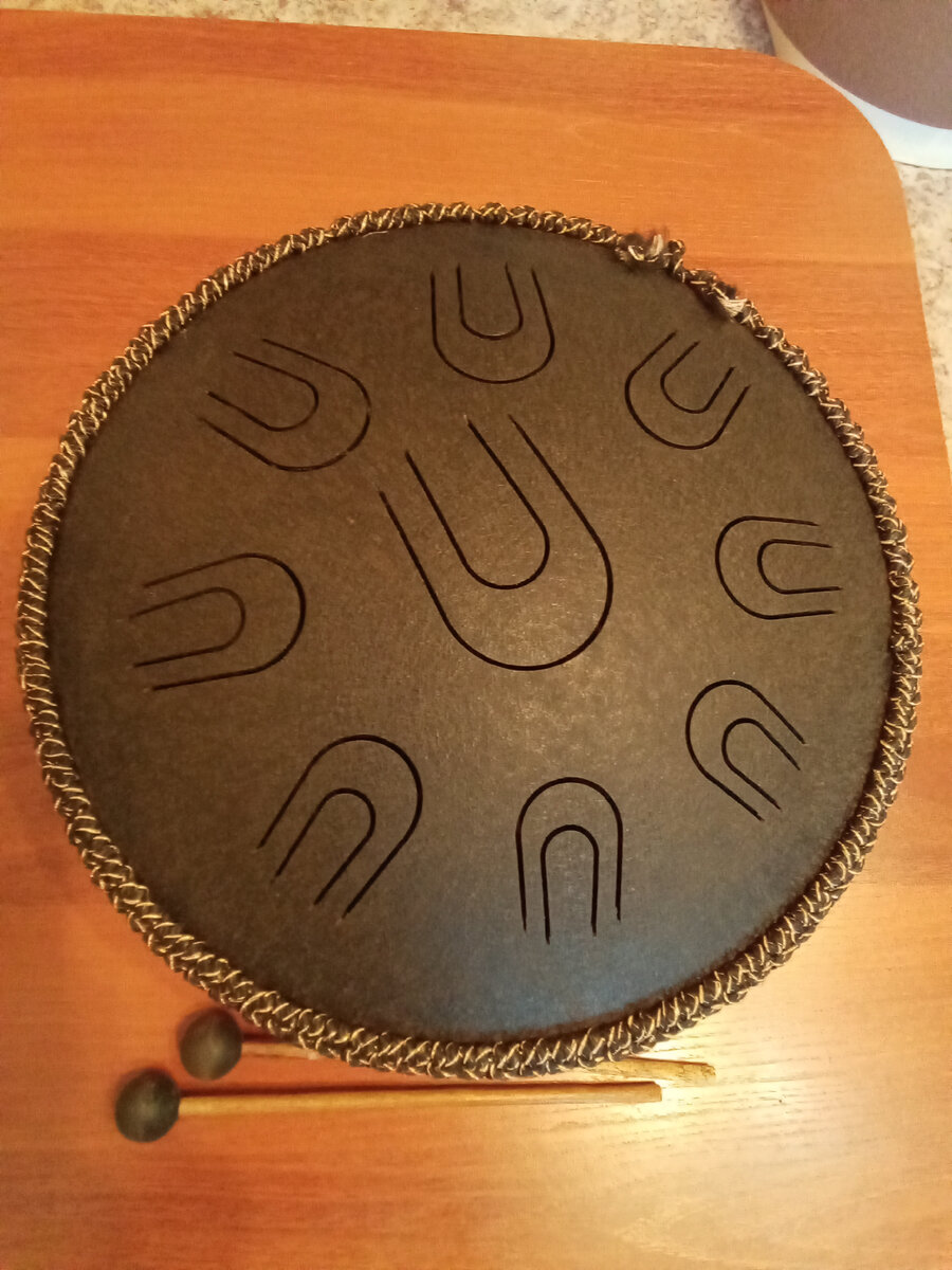 Знакомьтесь, это каатон (KAA TONE) - язычковый барабан. Обладает очень красивым, объемным и продолжительным звучанием.