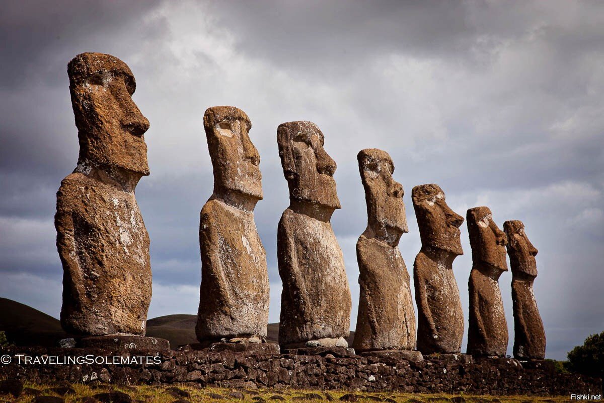 Где находятся идолы. Остров Пасхи статуи Моаи. Каменные идолы острова Пасхи. Моаи на острове Пасхи. Каменные истуканы Моаи на острове Пасхи.