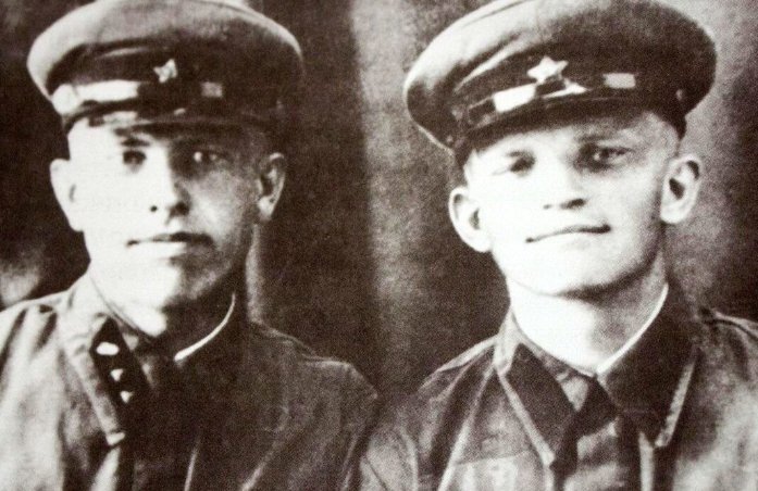      Александр Панкратов (справа) с сослуживцем