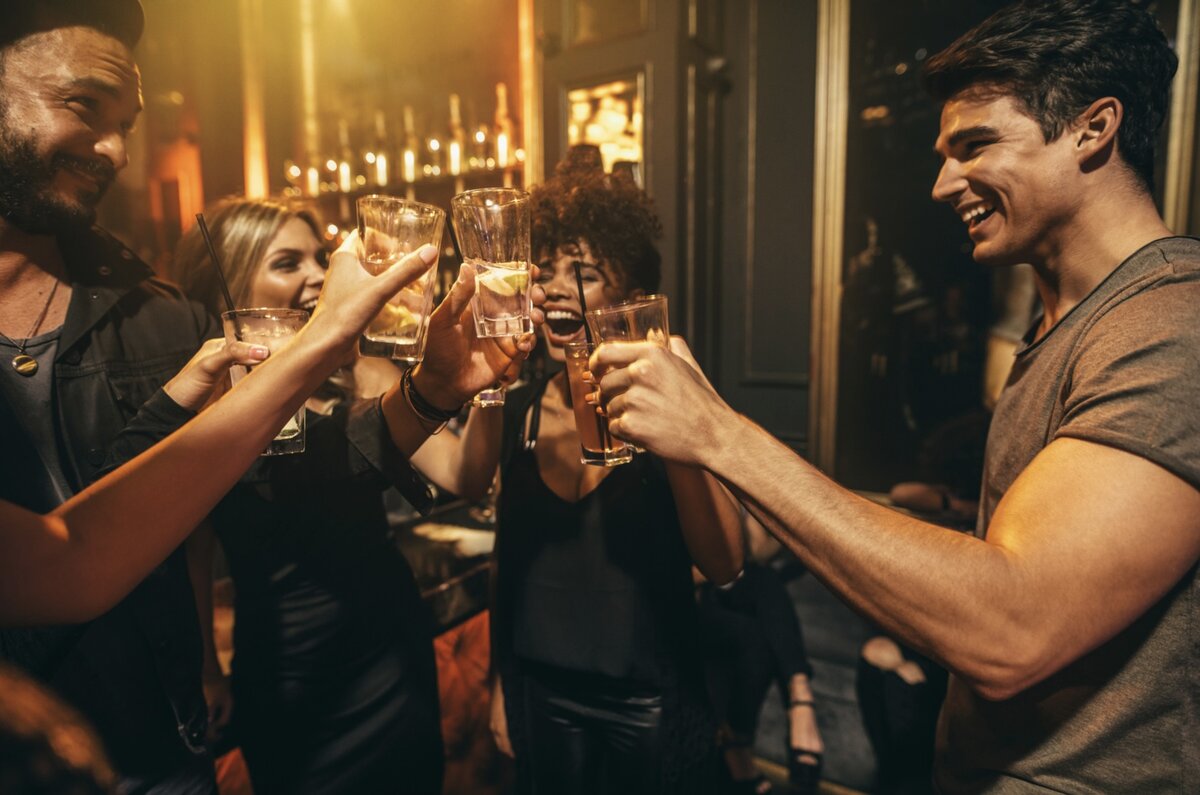 Гости бара «Правда или действие».