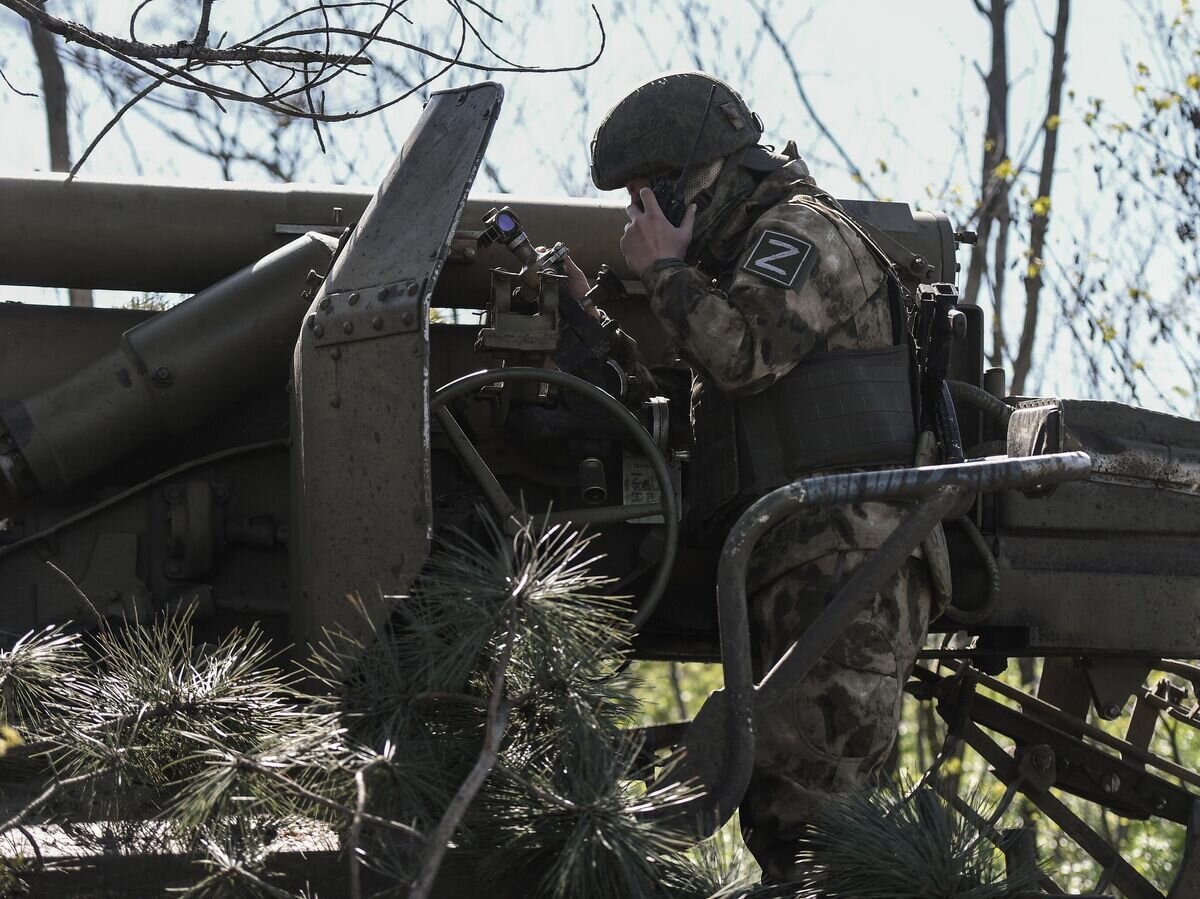    Военнослужащий ВС РФ у самоходной артиллерийской установки (САУ) "Гиацинт-С" на Ореховском направлении в Запорожской области© РИА Новости / Константин Михальчевский