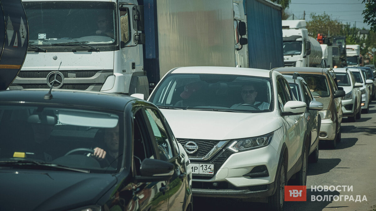     В Центральном районе Волгограда ряд улиц перекрыли для транспорта, в том числе Вторую Продольную магистраль. Ограничение связано с проведением крестного хода с перенесением мощей священномученика Николая Попова в главный храм города, сообщают «НовостиВолгограда.ру».