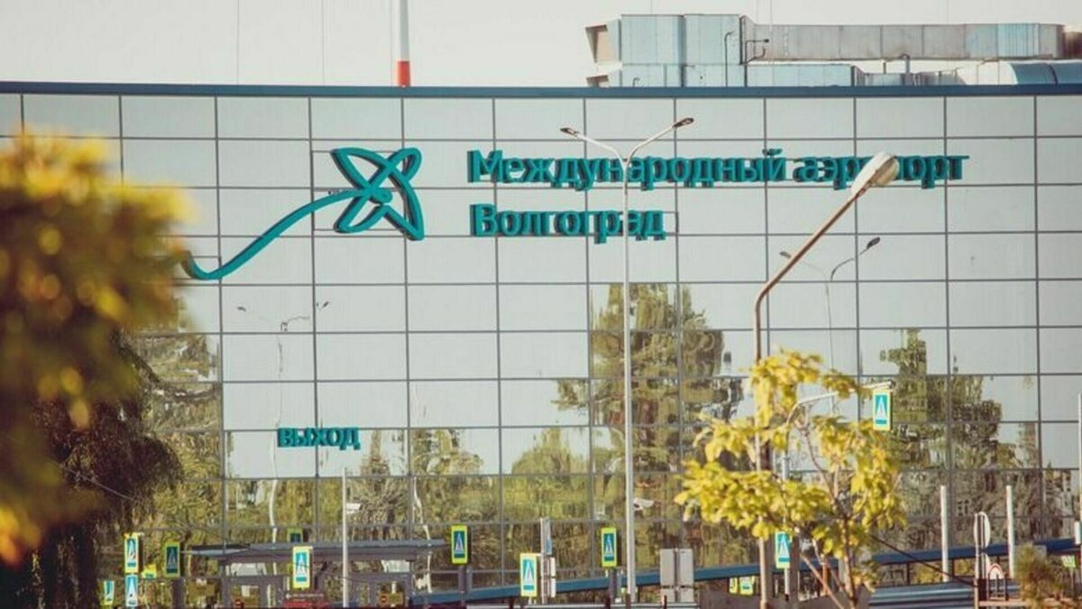     Во вторник днём в аэропорту Волгограда наблюдалось столпотворение пассажиров. Из-за технического сбоя сотрудникам пришлось вручную заполнять посадочные талоны.