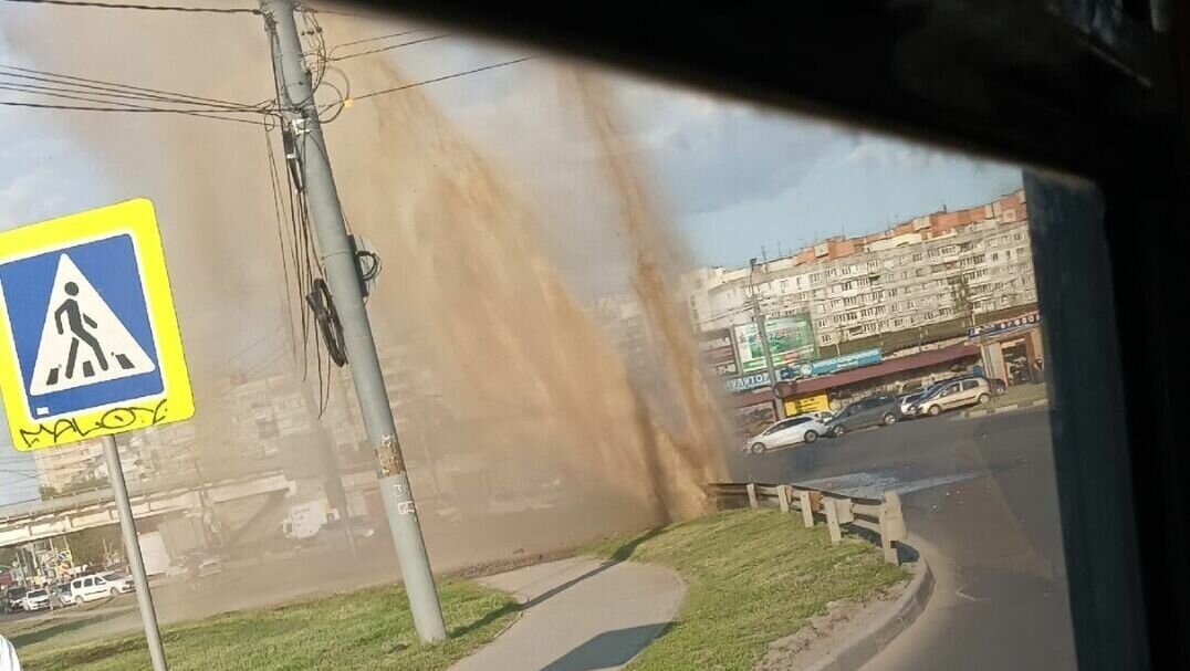     Из-за коммунальной аварии грязевой фонтан появился в Нижнем Новгороде 18 мая. Об этом сообщают очевидцы.