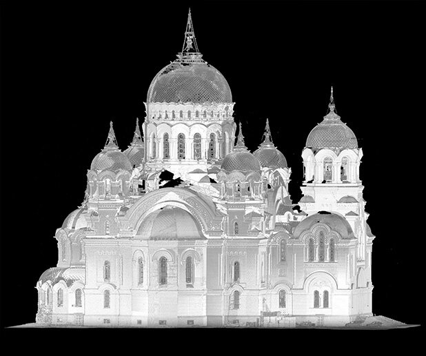 Черно-белая точечная трехмерная модель собора в Новочеркасске - результат лазерного сканирования здания.