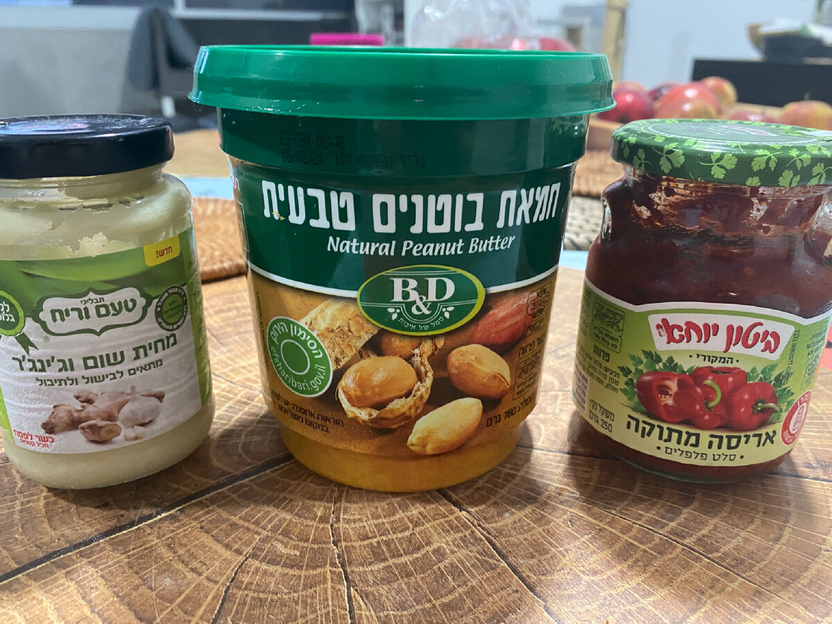 В качестве жидкого соуса используем арахисовую пасту натурального вкуса, перец молотый, чеснок и имбирь, а так же молотые томаты. 