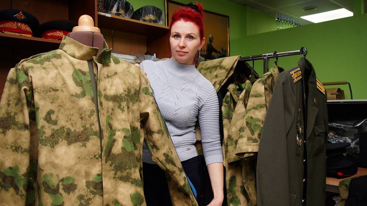    Руководитель пошивочного цеха столичного ателье Марианна Феля показывает амуницию для военных. На гражданке помогают и с этим вопросом / Фото: Екатерина Алексеева / Вечерняя Москва