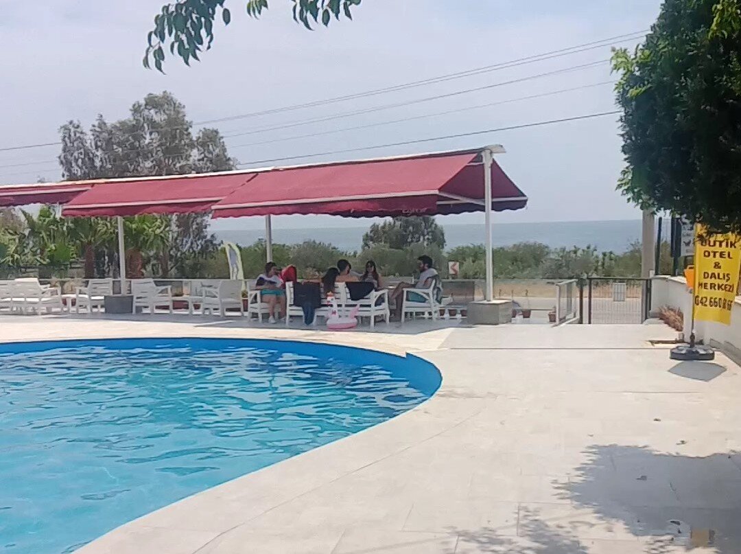 Территория отеля, в котором ДЦ. Фото автора