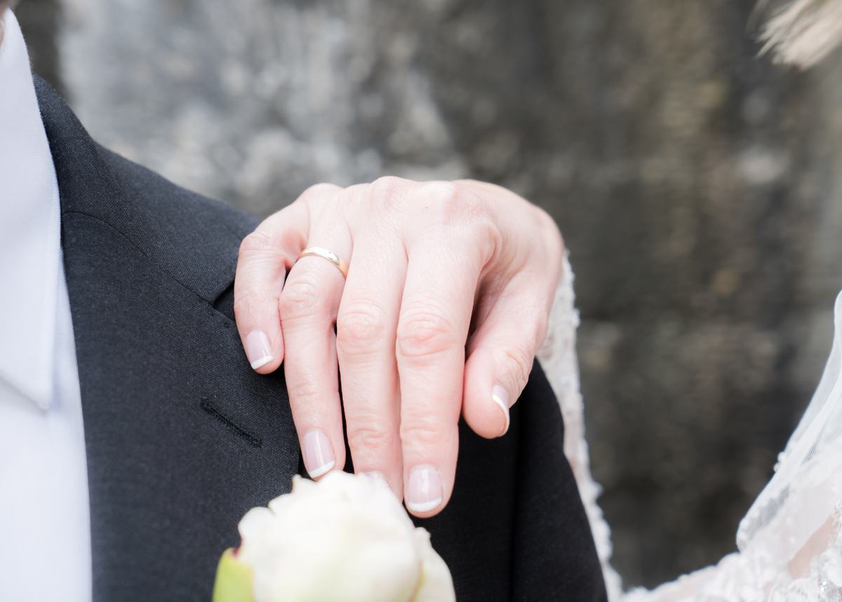 Мужем были в браке уже. Руки супружеской пары. Невеста на руках у жениха фото. Наряд на помолвку в стиле к природе. Свадебное пятно.