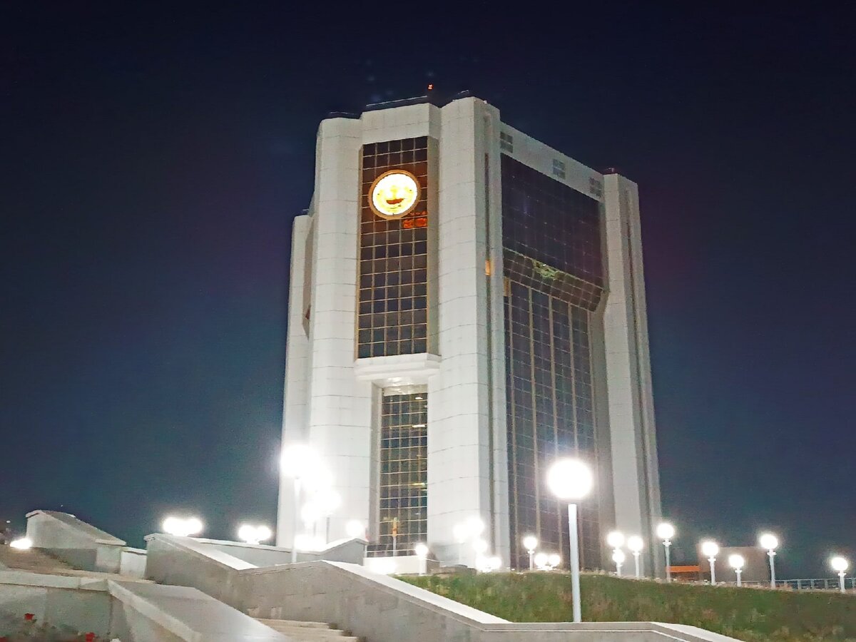 Ночью башня правительства Чувашии и правда напоминает око Саурона