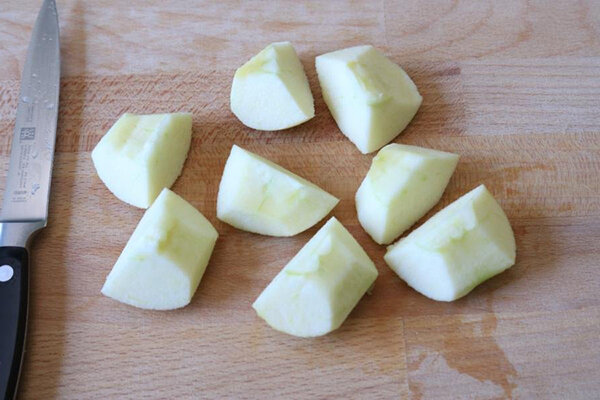 Этот простой пирог с яблоками в духовке — особенно сочный за счет крупных кусочков яблок и небольшого количества теста. Он понравится даже сторонникам традиционной яблочной выпечки.-6