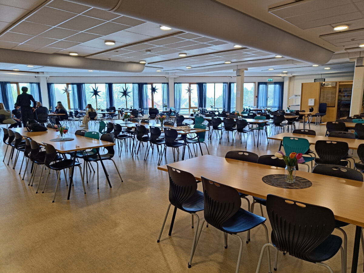 Кафе в Видерогуэнде. Кстати, поварами там работаю ученики под руководством преподавателей.